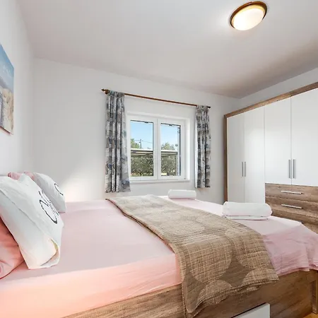 Chervil Zadarvillas فيلة